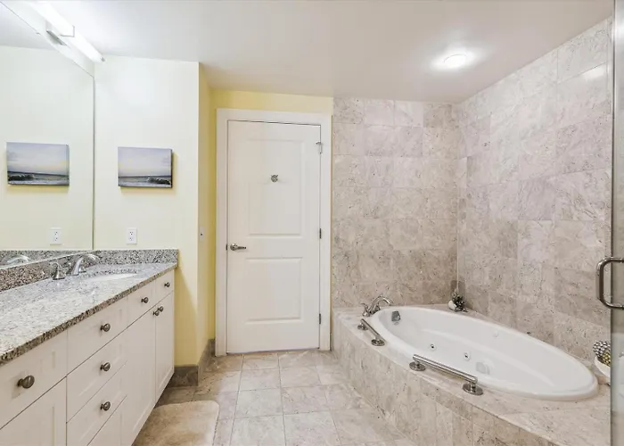 Gateway Grand 1411 Apartment